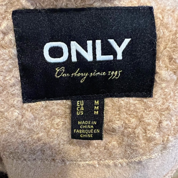ONLY shacket in medium. Excellent condition!!! - Picture 6 of 7